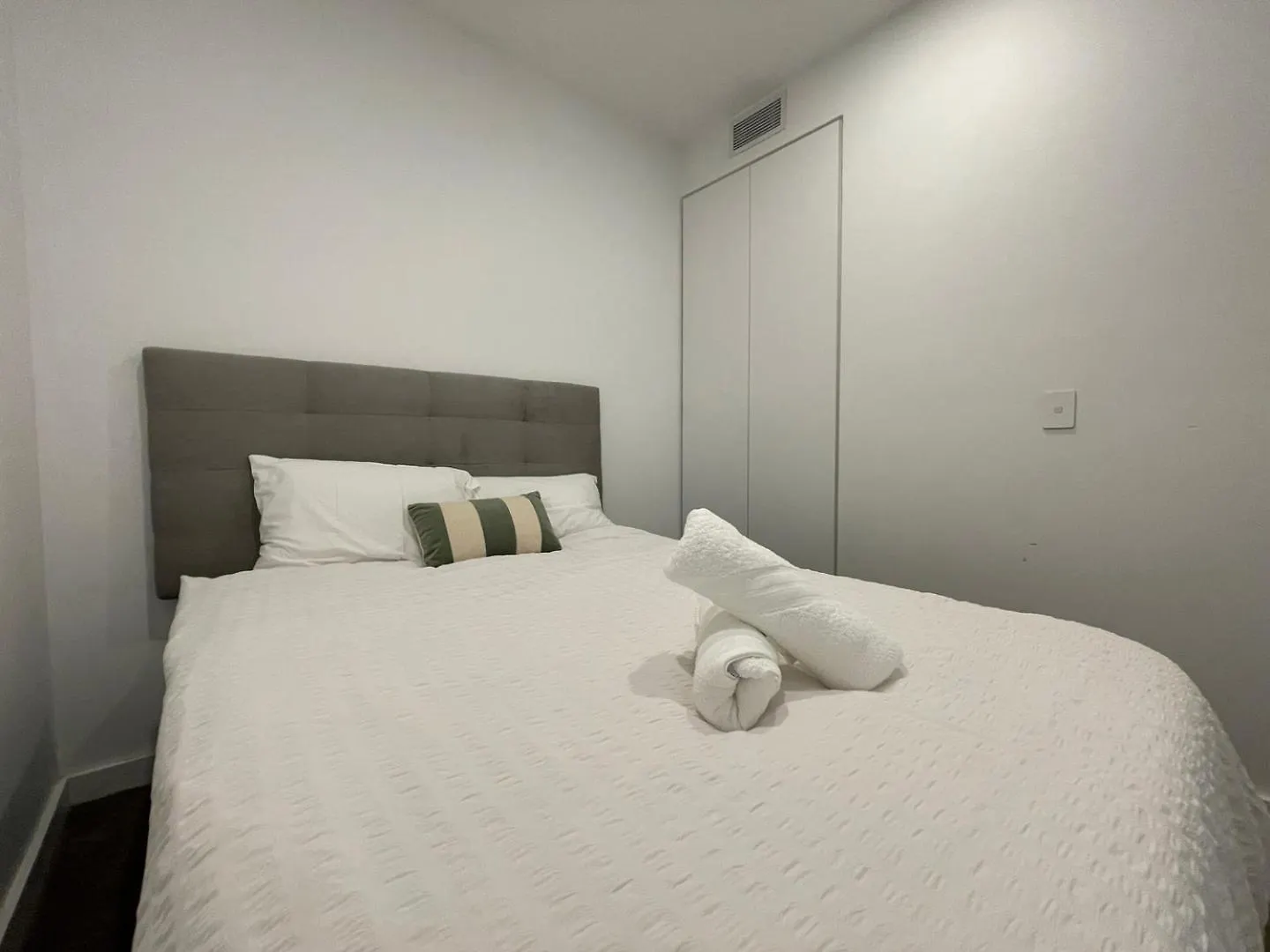 Cozy 2-Bedroom Apartment With Spacious Balcony Brisbane Australia