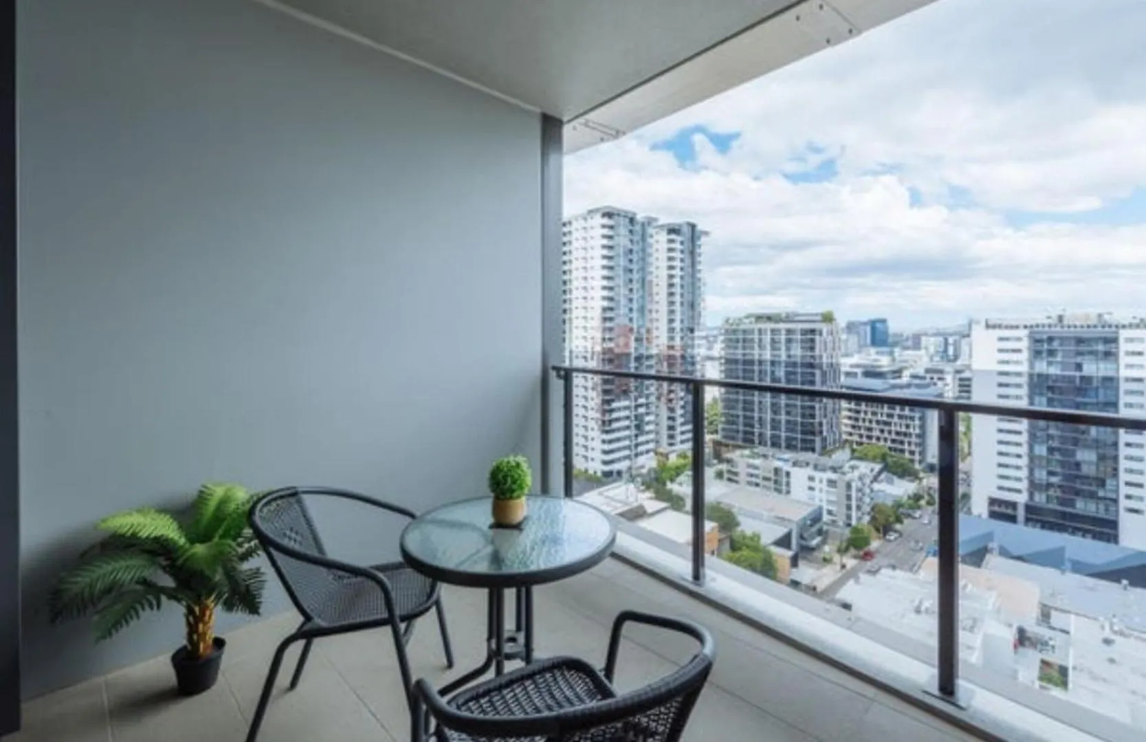 Cozy 2-Bedroom Apartment With Spacious Balcony Brisbane